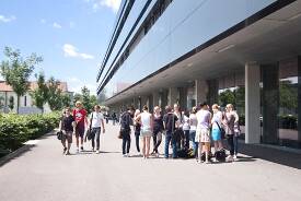 Studierende vor dem Hauptgebäude der Hochschule Neu-Ulm