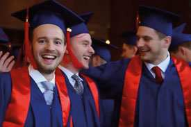 Studierende an der Accadis Hochschule feiern Abschluss