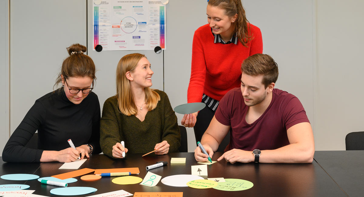 Studierende arbeiten gemeinsam am Tisch