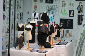 Ausstellung von Kleidung und Entwürfen