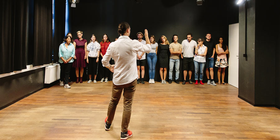 Schauspielstudierende im Unterricht