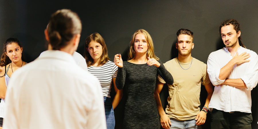 Studierende im Schauspielunterricht