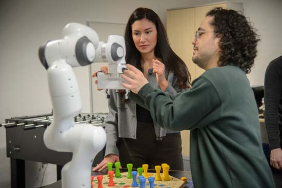 Studierende mit Roboter