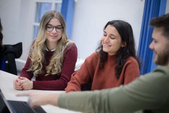Studierende arbeiten am Laptop