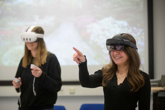 Studierende mit VR-Bille