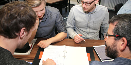 vier Studenten lernen gemeinsam