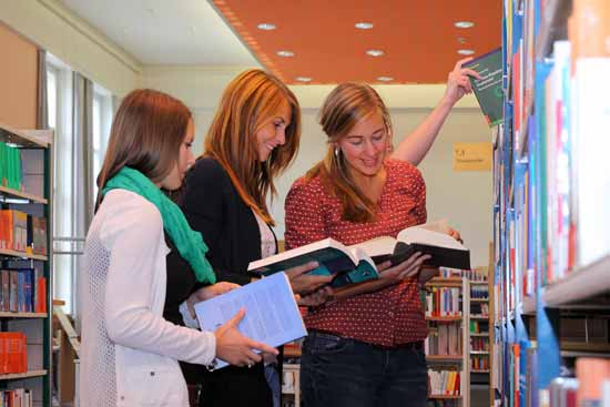 In der Bibliothek der Fachhochschule