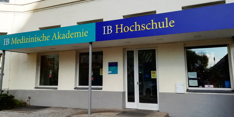 Eine Studentin liest ein Buch und grinst