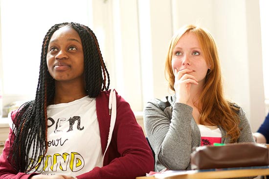 Zwei Studentinnen beim Zuhören im Seminar