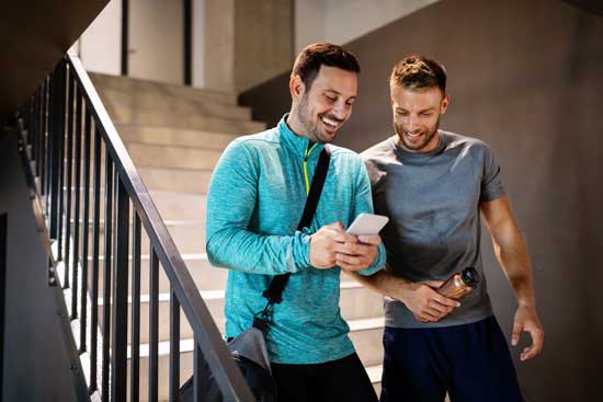 Männer nach dem Training  mit Handy