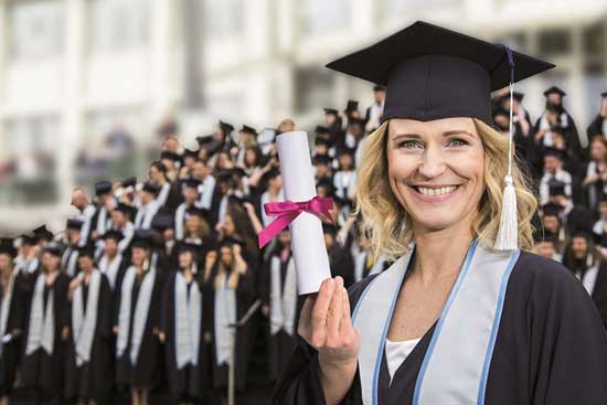 Absolventin der APOLLON-Hochschule