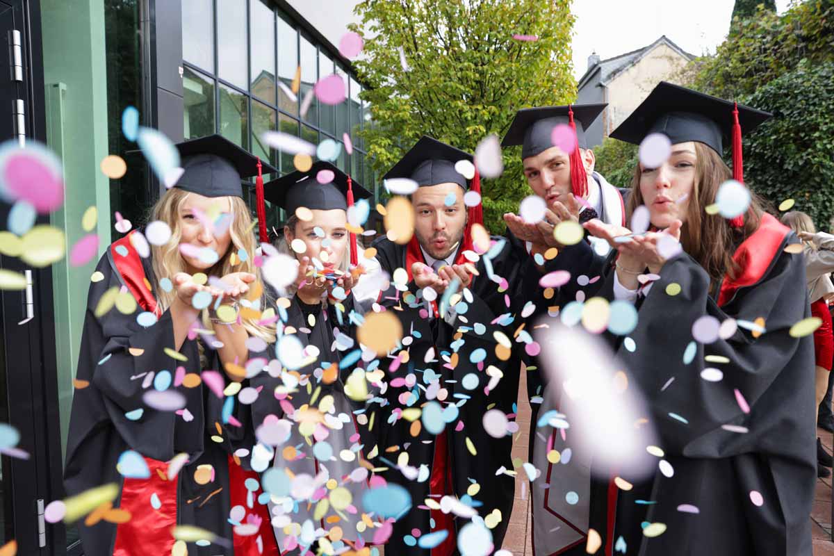 Studierende feiern ihren Abschluss.