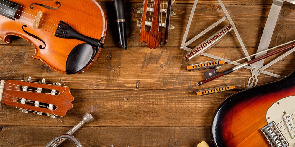 Sicht auf einen Tisch mit Ausschnitten verschiedener Instrumente