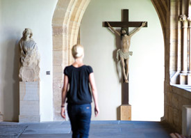 Studierende vor Jesus-Kreuz
