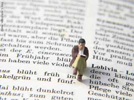 Auf einer Buchseite steht eine kleine Figur