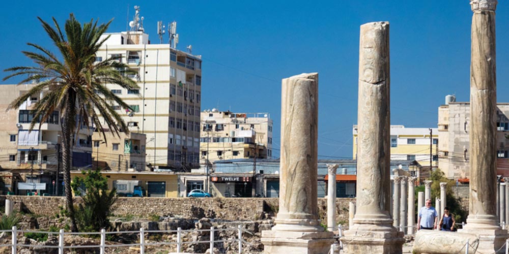 Orientalische Ruinen for einer modernen Stadt