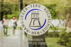 Das Logo am Eingang der HFH