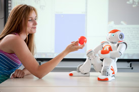 Studentin mit Roboter
