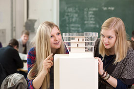 2 Architekturstudentinnen machen ein Modell