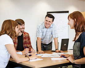 Gruppe von Studierenden diskutiert