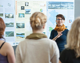 Studentin hält Vortrag