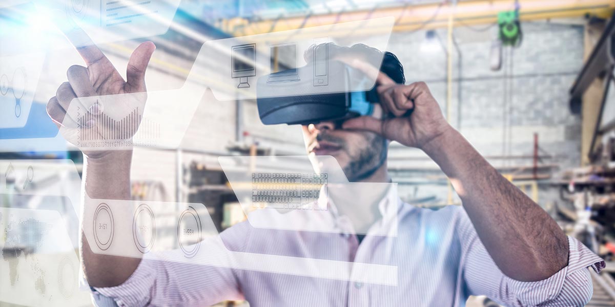 Mann mit VR-Brille in Büro tippt auf Glas-Board