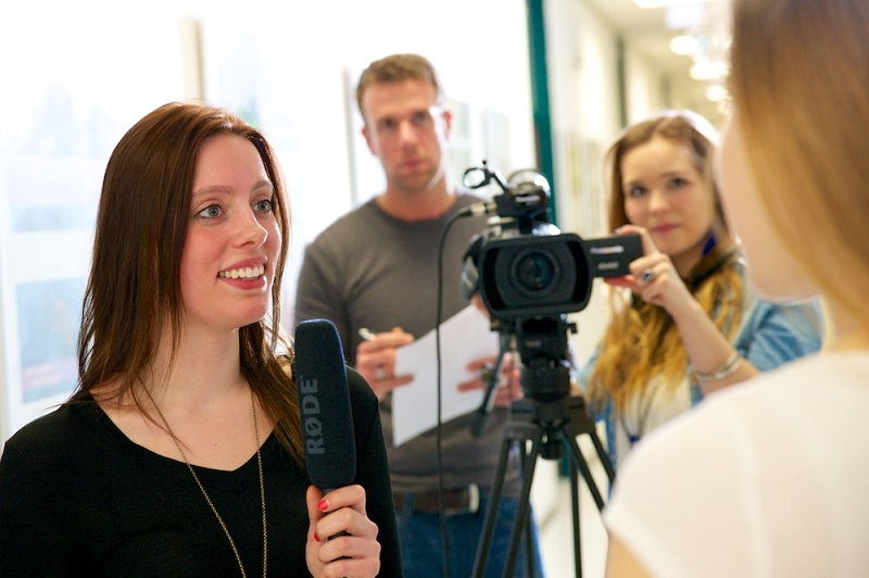 Journalismusstudierende der HMKW beim Interview
