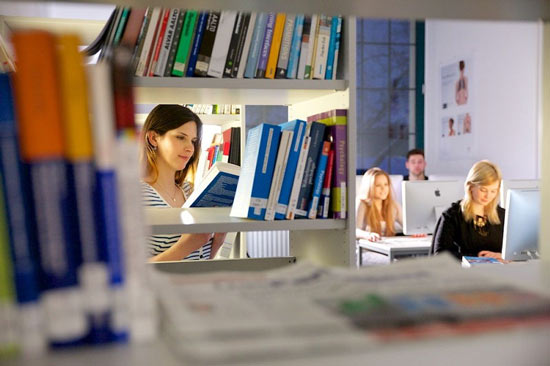 Studierende in der Bibliothek der HMKW