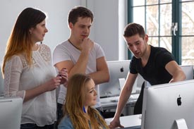 Studierende der HMKW im Computerpool