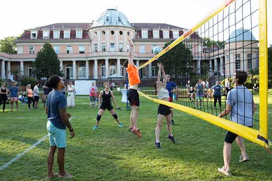 Studierende spielen Volleyball