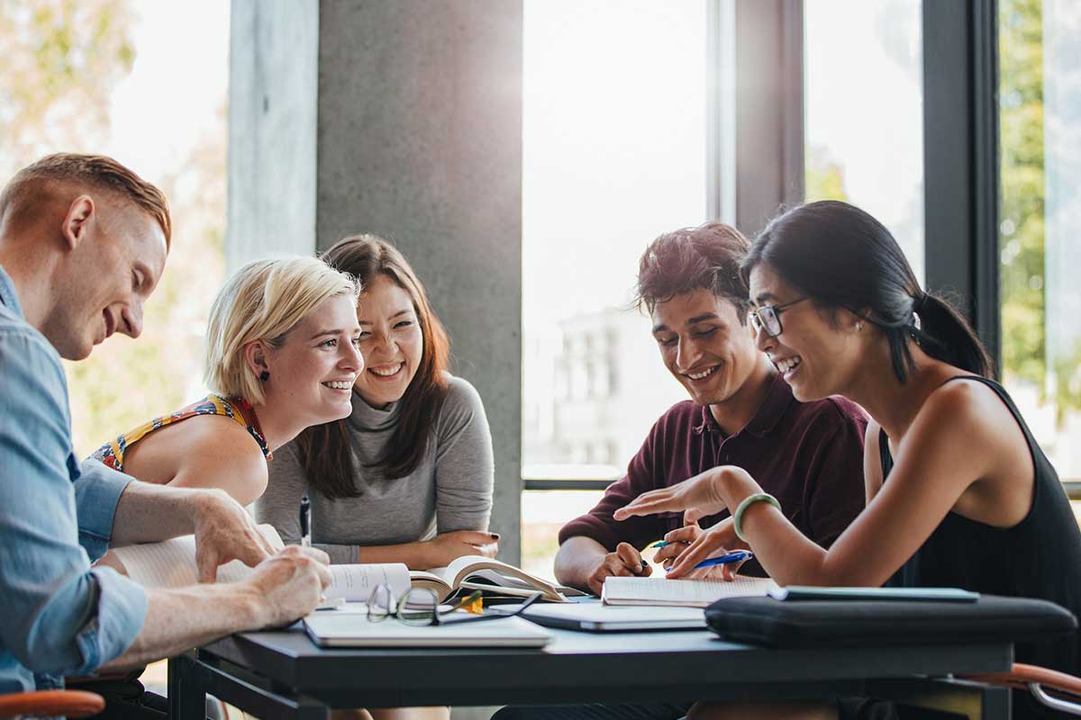 Studierende am Tisch