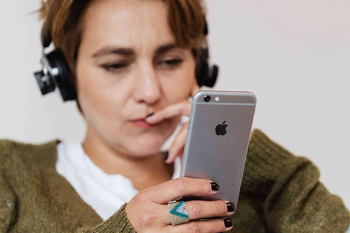 Frau mit Kopfhörern und Handy