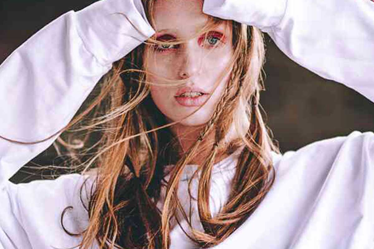 Model blickt in die Kamera