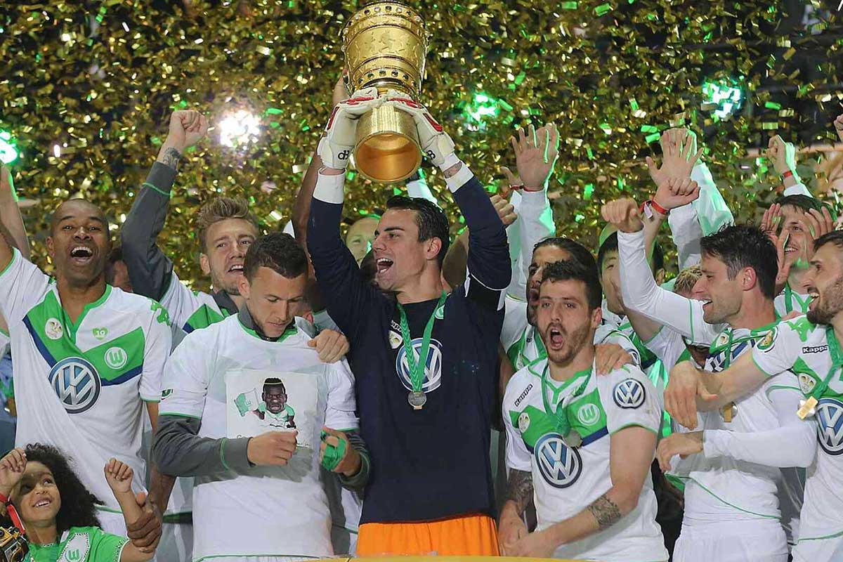 Fußballer mit Pokal
