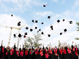 MSH Absolventen feiern Ihren Abschluss in der Hafencity Hamburg