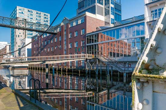 Bild der Hochschule in Hamburg, am Kanal liegend