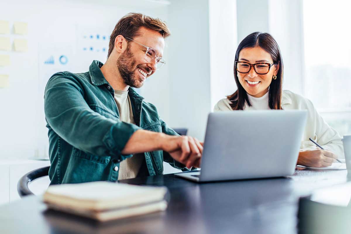 Mann und Frau am Laptop