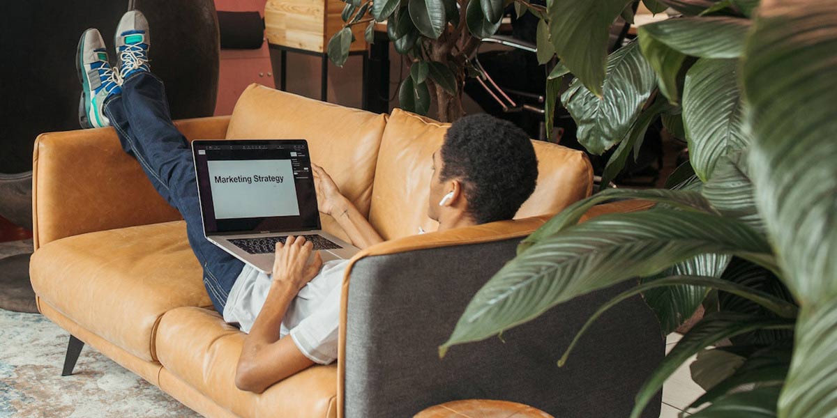 Digital Branding studieren an der Brand Academy – Studierender am Laptop