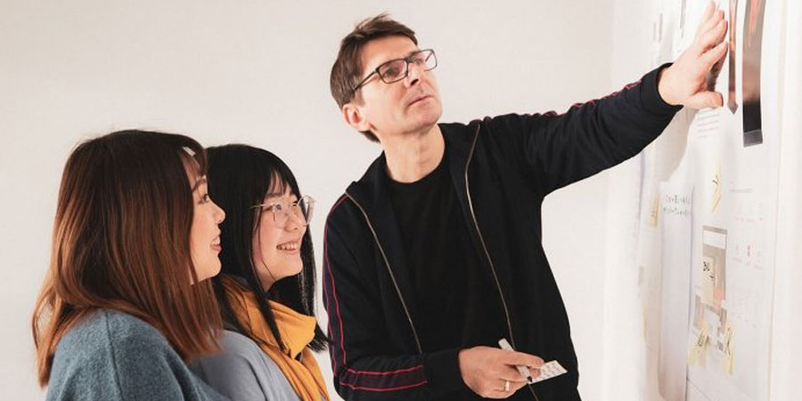 Design & Innovation studieren an der Brand Academy – Studierende im kreativen Austausch