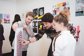 Marketing & Innovation studieren an der Brand Academy – Student mit Dozentin im Gespräch