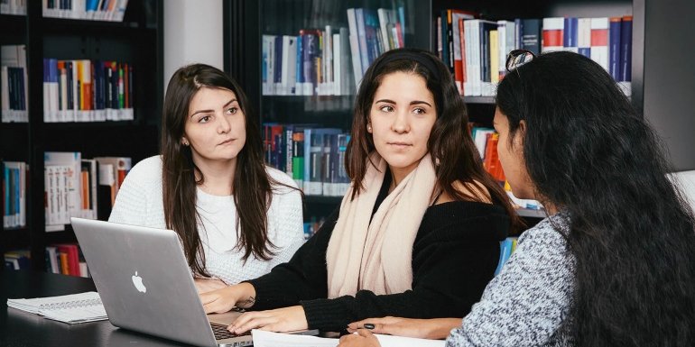 Marketing & Innovation studieren an der Brand Academy – Student mit Dozentin im Gespräch