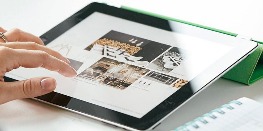 Marketing & Innovation studieren an der Brand Academy – Studierende am Laptop