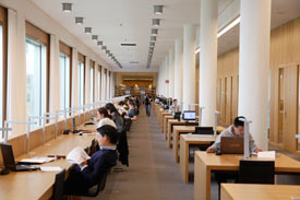 Lesesaal einer Bibliothek an der Uni Frankfurt