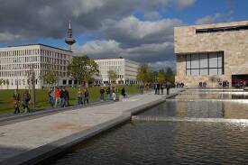 Rechts das Hörsaalgebäude, links die Rechts-und Wirtschaftswissenschaften auf dem Campus Westend.