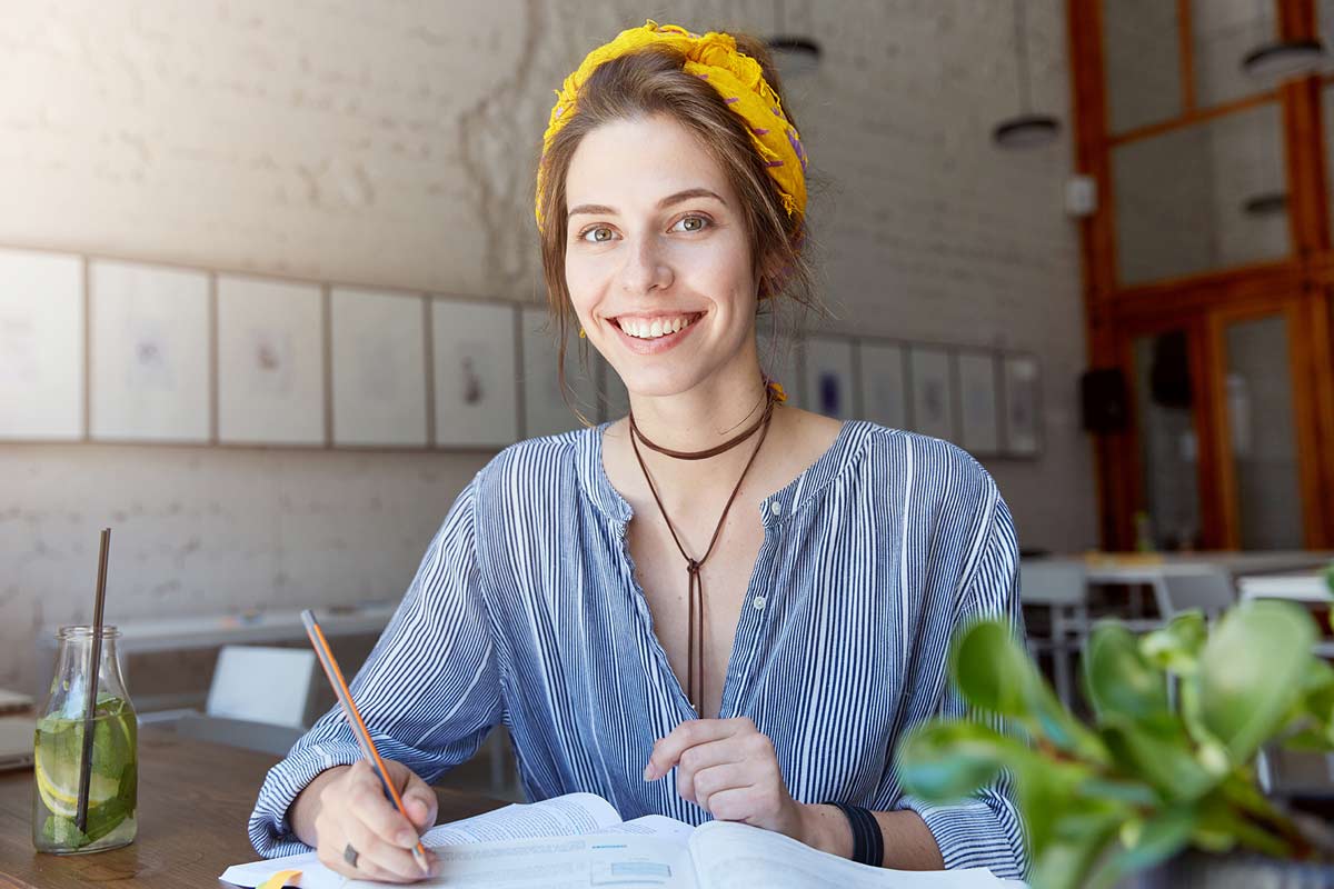 Studierende bei der Arbeit in der Universität