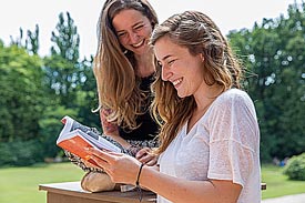 2 Studentinnen draußen