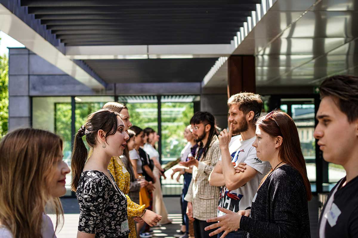 Studierende diskutieren sich gegenüber stehend