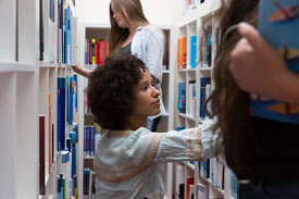 Studentin sucht in Bib ein Buch