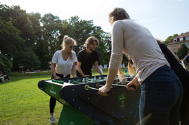 Student_innen spielen Kicker