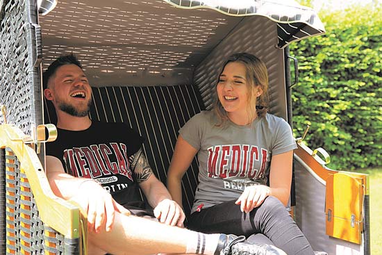 Studierende sitzen im Strandkorb